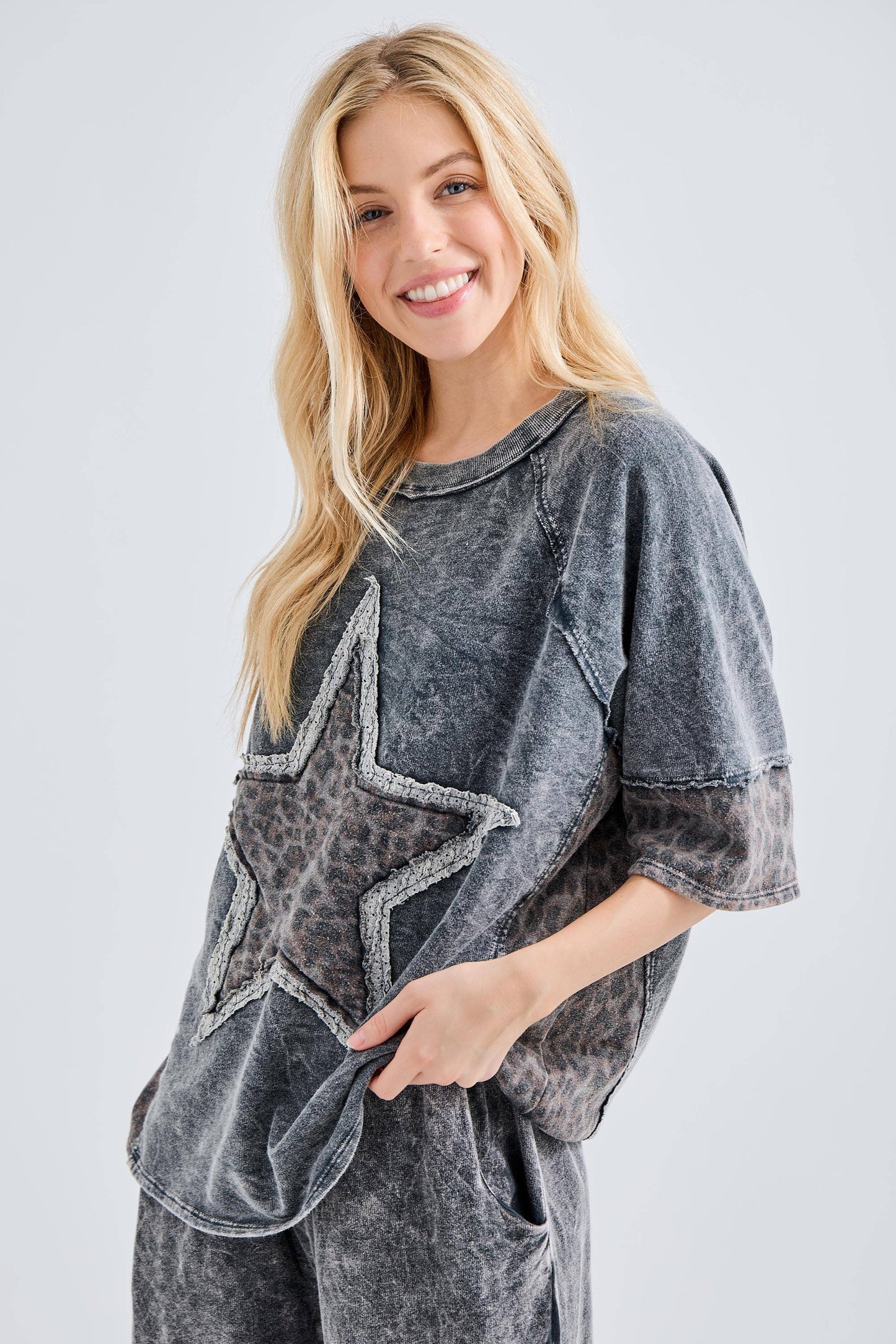 J her Mineral Washed Leopard Star Halfsleeve top HT6628