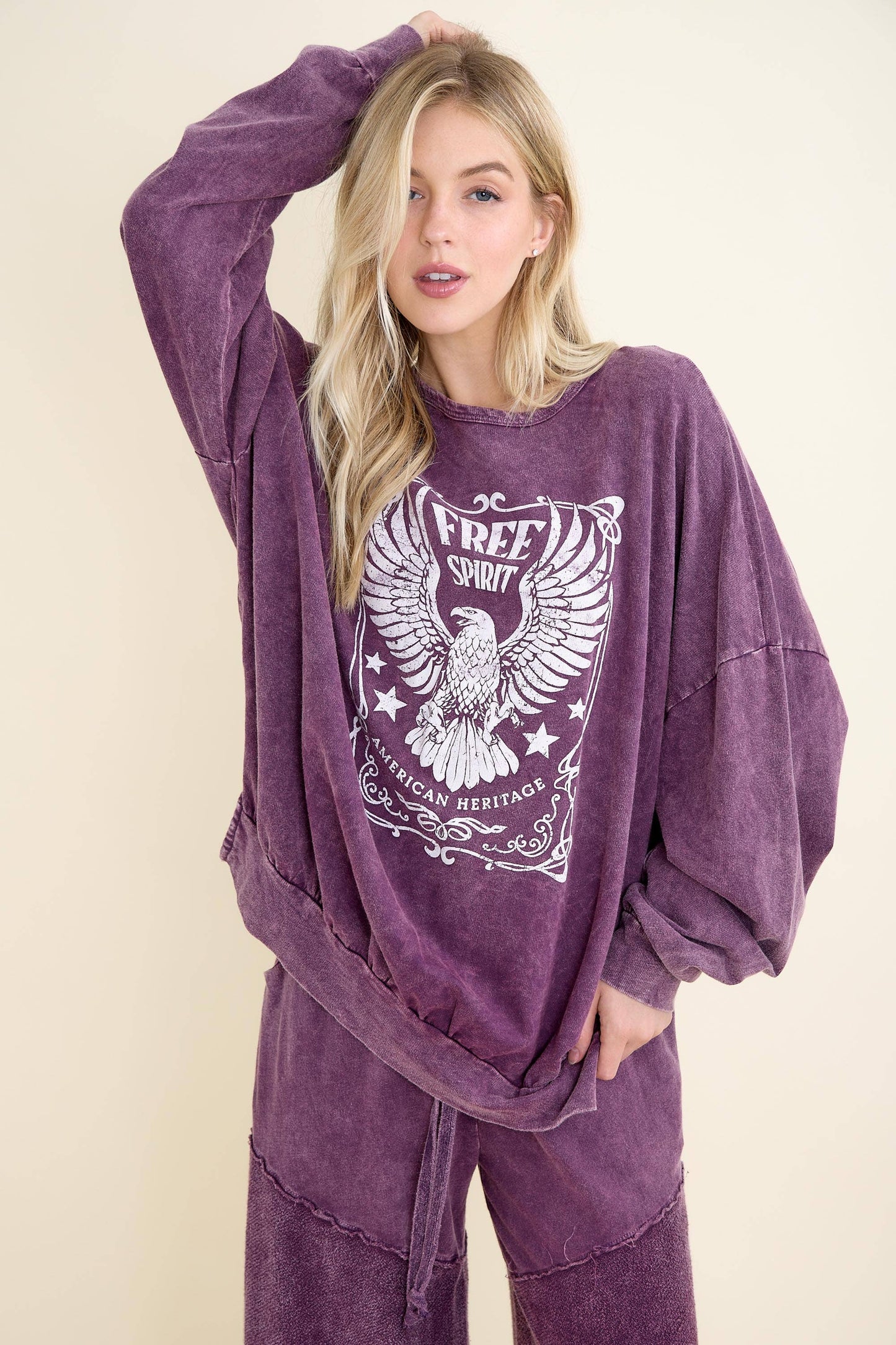 Mineral Washed Free Spirit Graphic sweatshirt HT4150P6