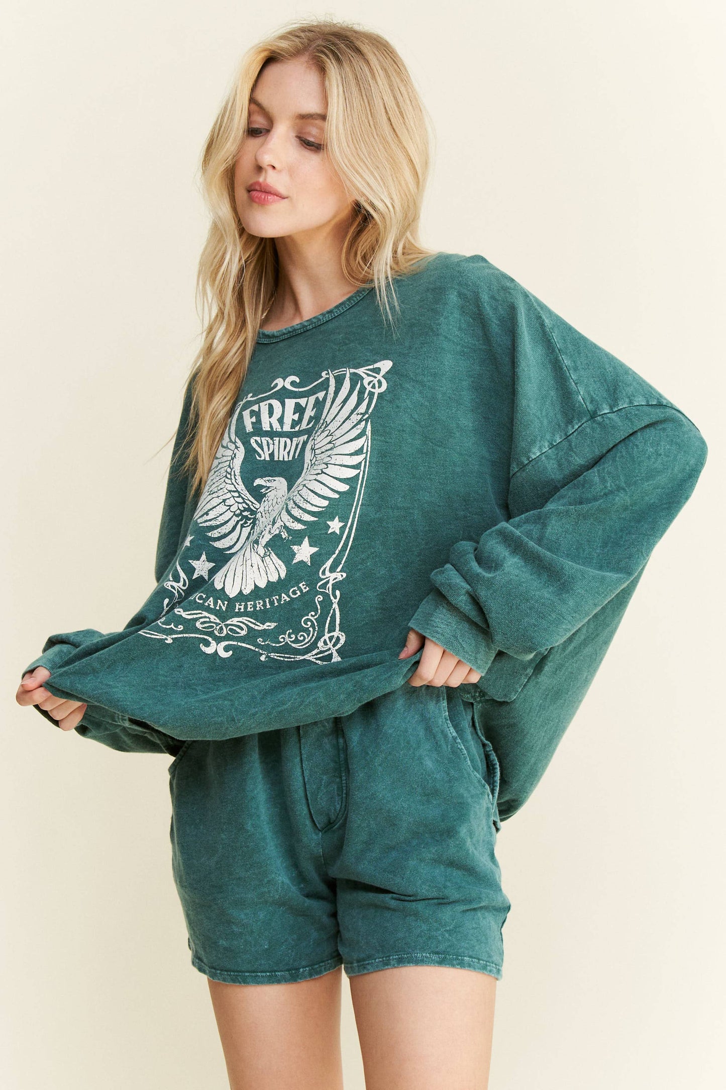 Mineral Washed Free Spirit Graphic sweatshirt HT4150P6