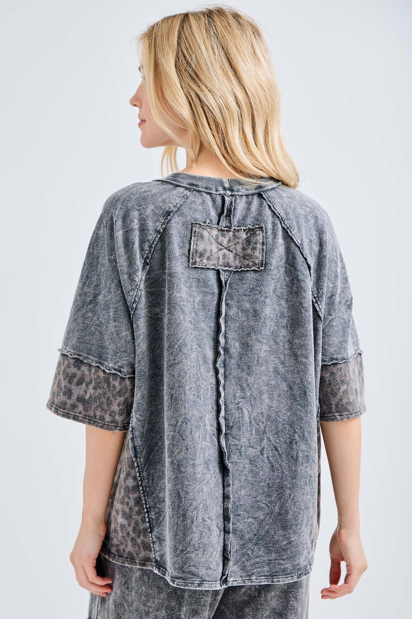 J her Mineral Washed Leopard Star Halfsleeve top HT6628