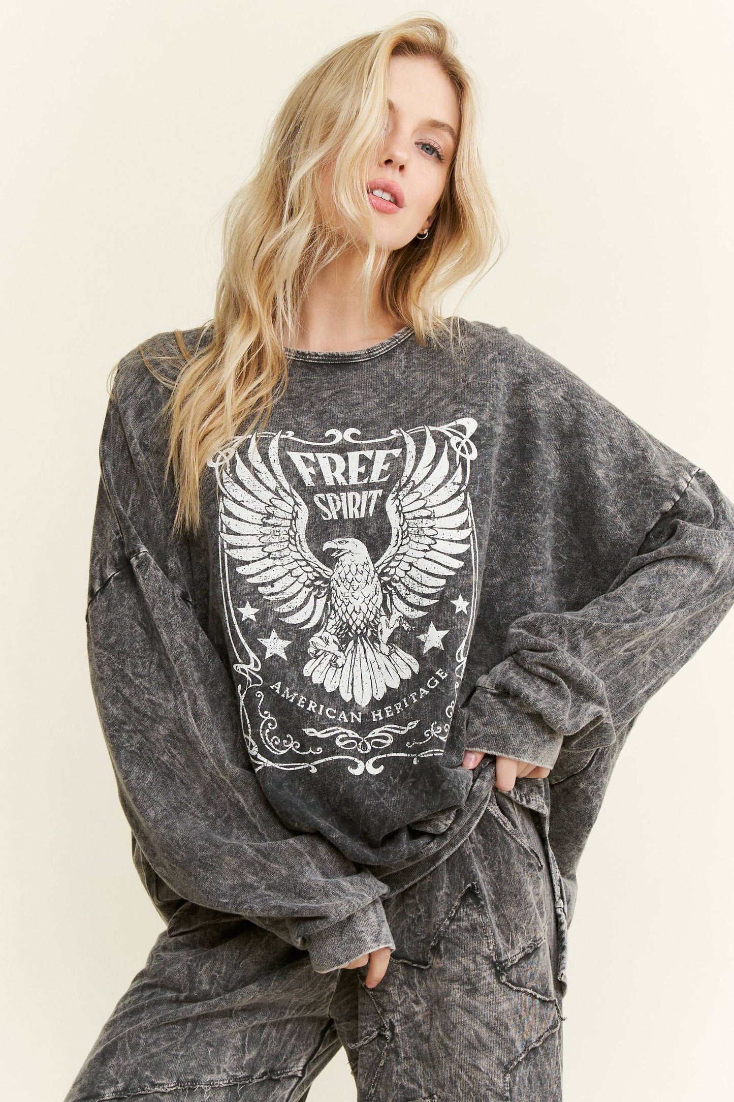 Mineral Washed Free Spirit Graphic sweatshirt HT4150P6