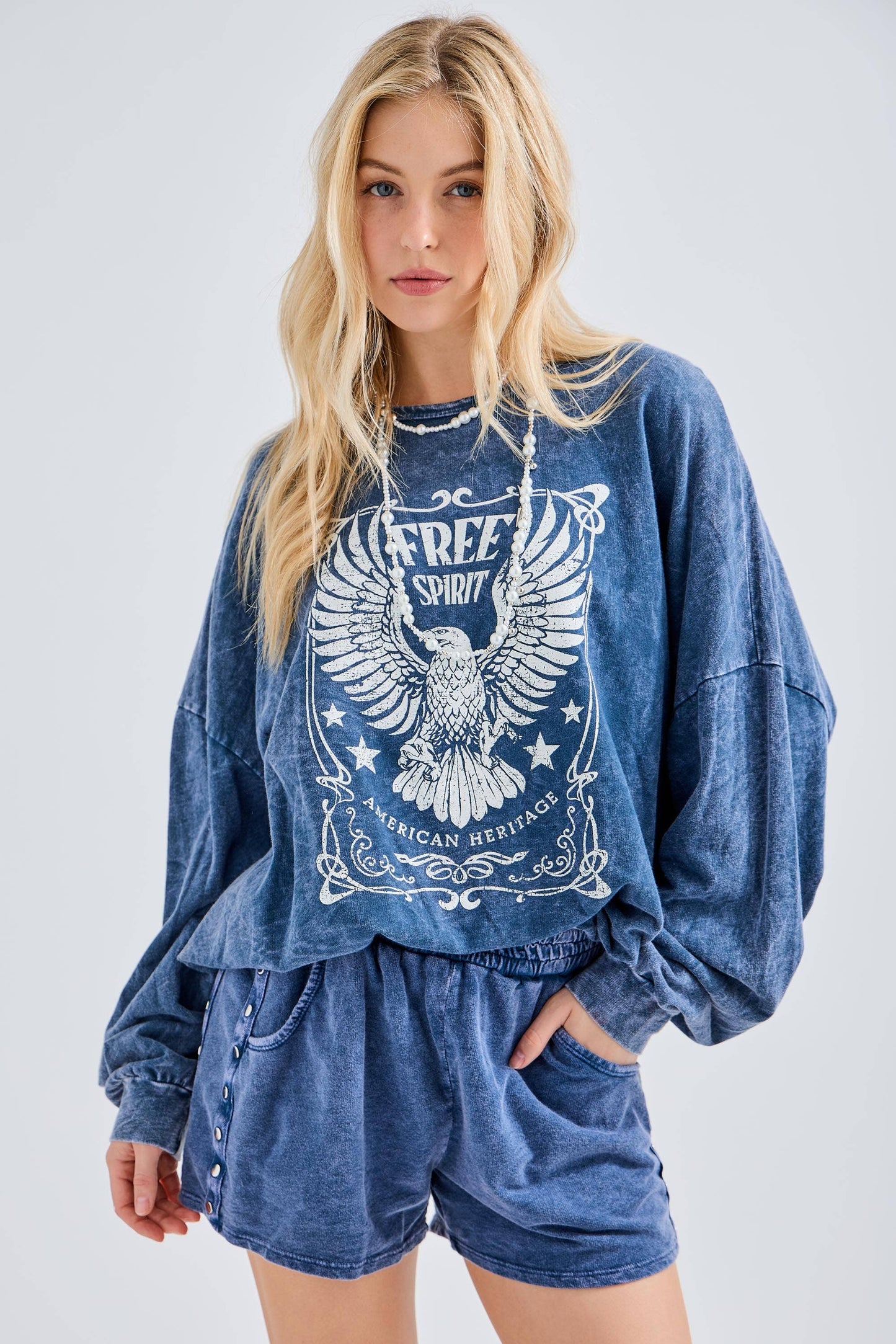 Mineral Washed Free Spirit Graphic sweatshirt HT4150P6