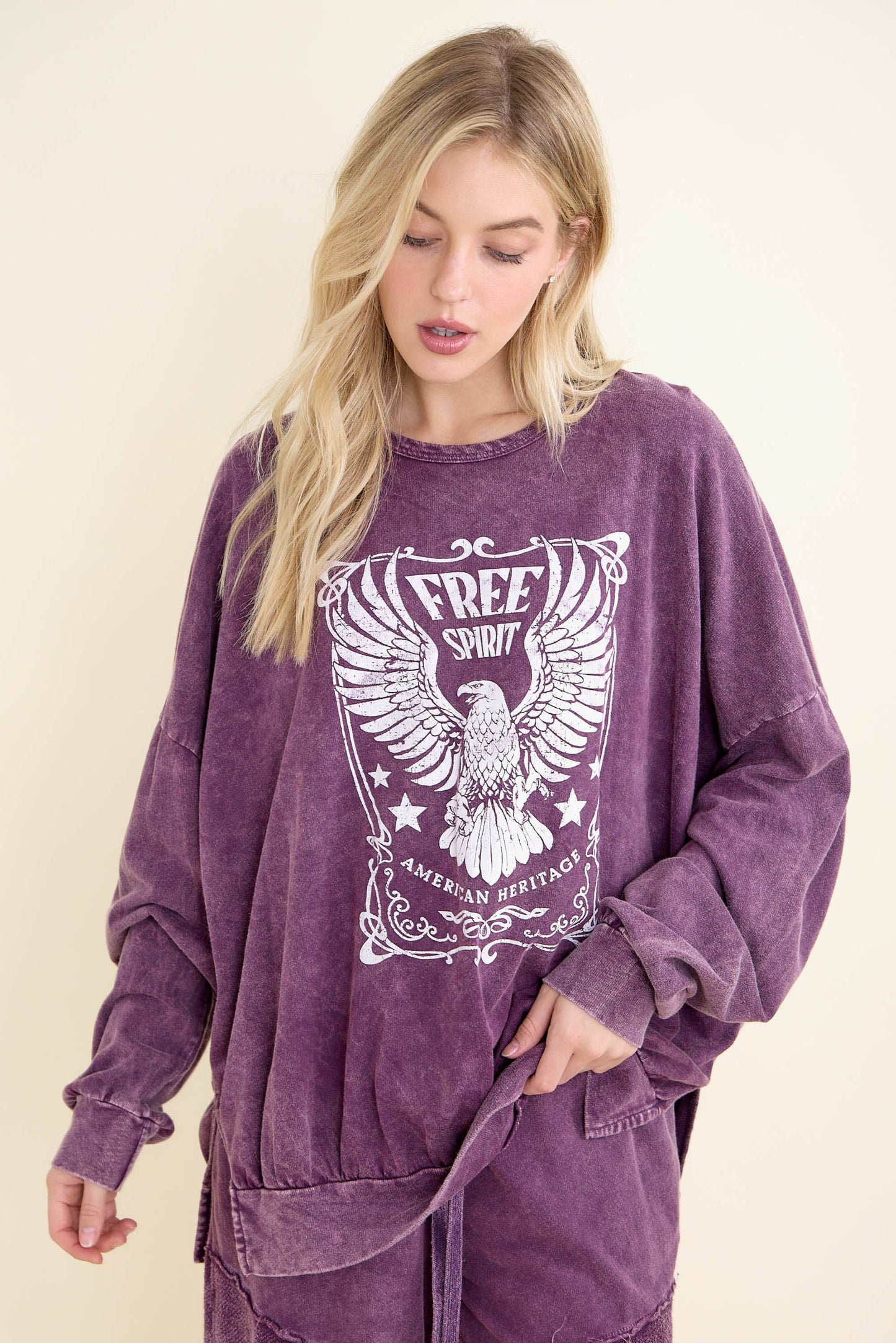Mineral Washed Free Spirit Graphic sweatshirt HT4150P6