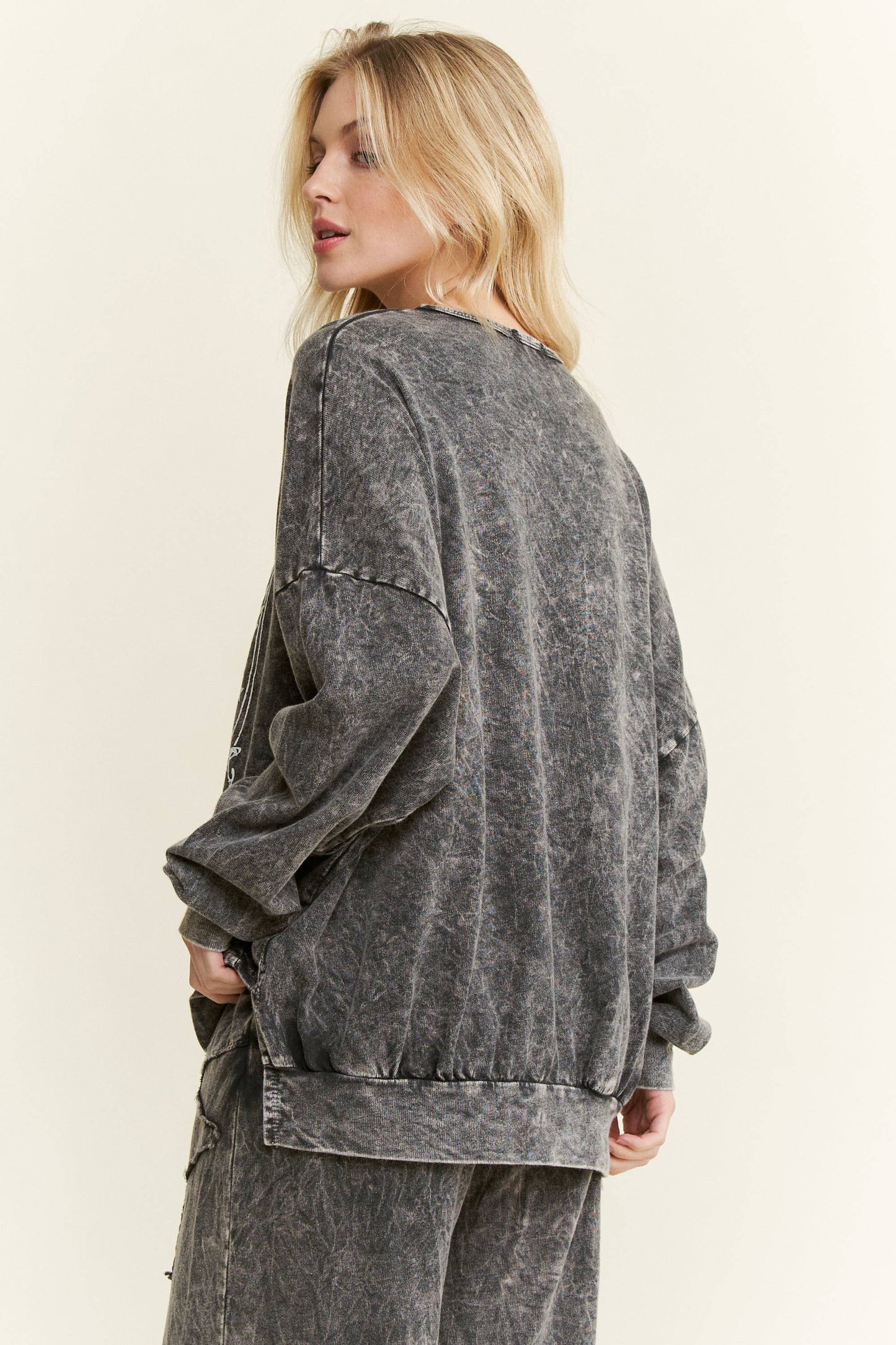 Mineral Washed Free Spirit Graphic sweatshirt HT4150P6