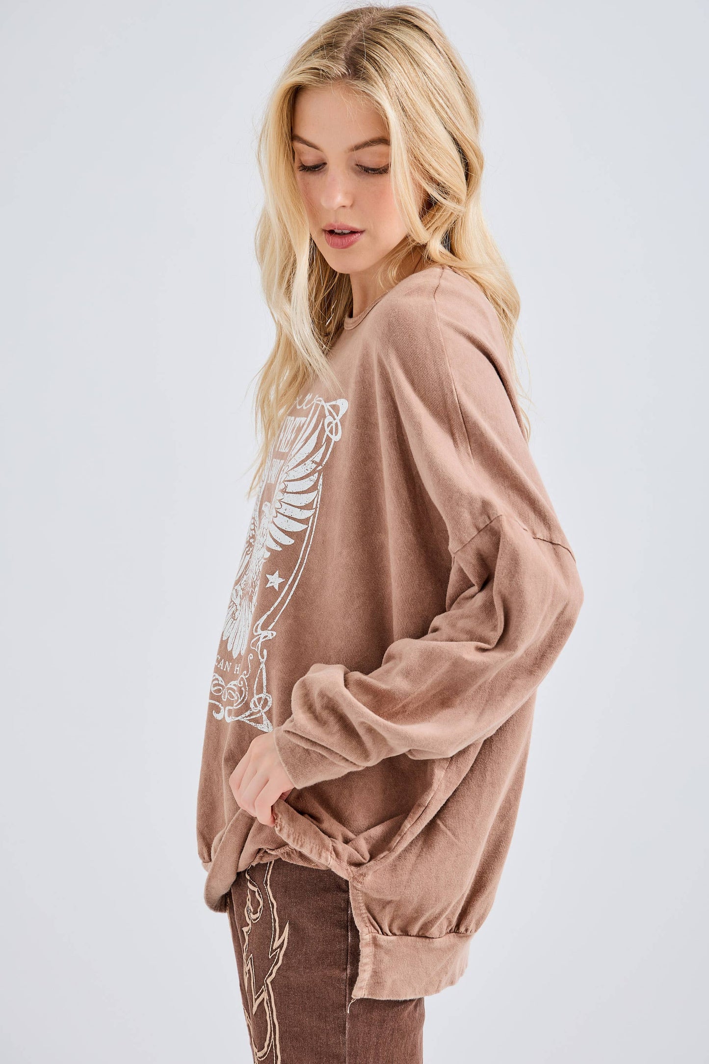Mineral Washed Free Spirit Graphic sweatshirt HT4150P6