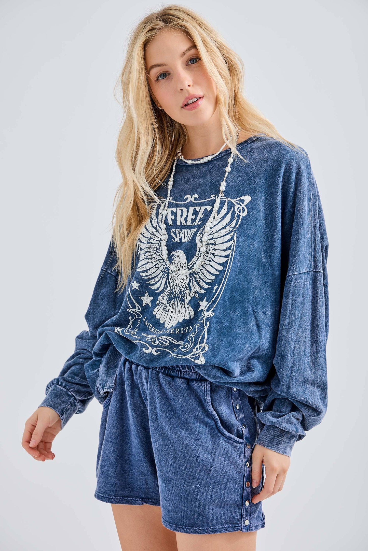 Mineral Washed Free Spirit Graphic sweatshirt HT4150P6