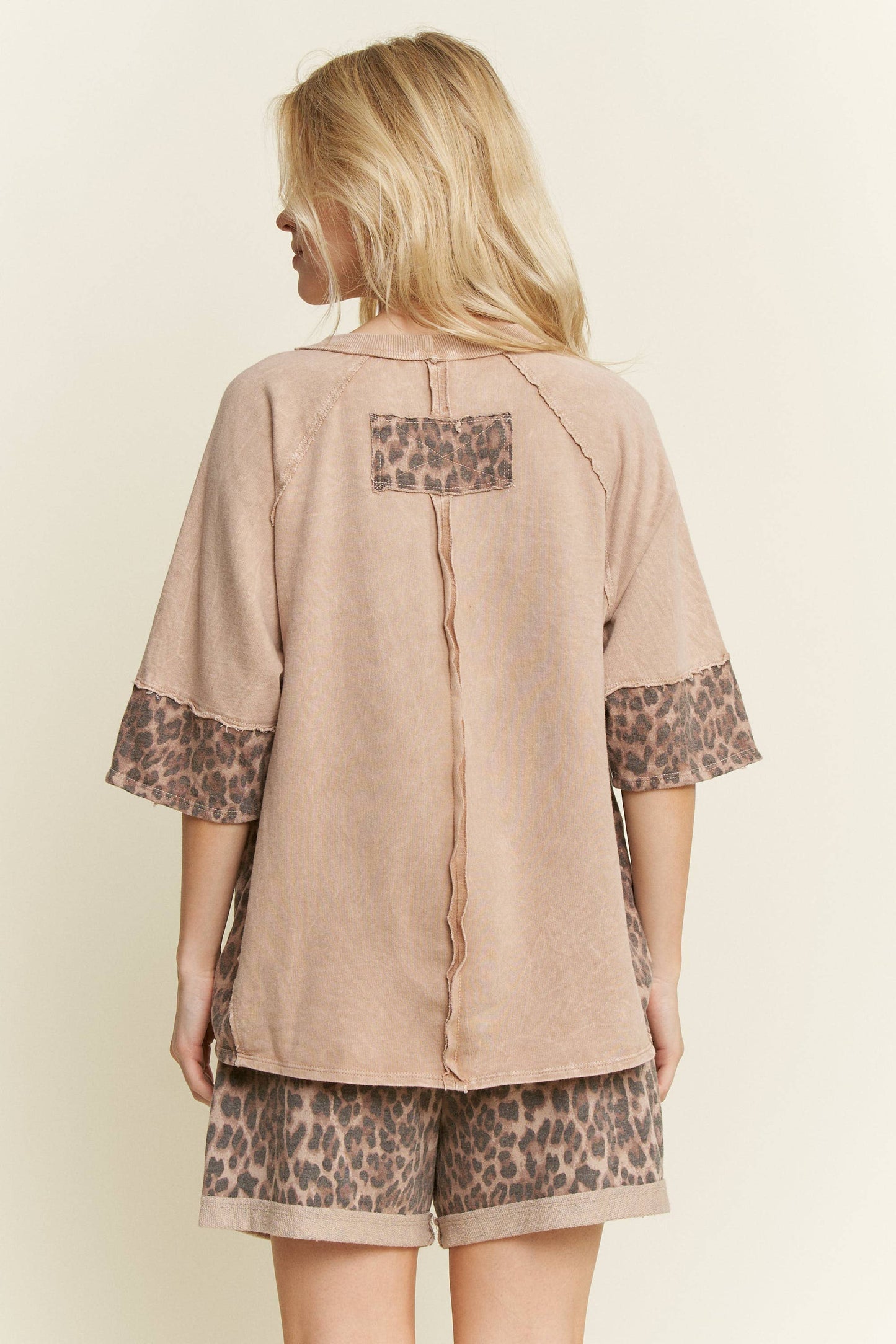 J her Mineral Washed Leopard Star Halfsleeve top HT6628