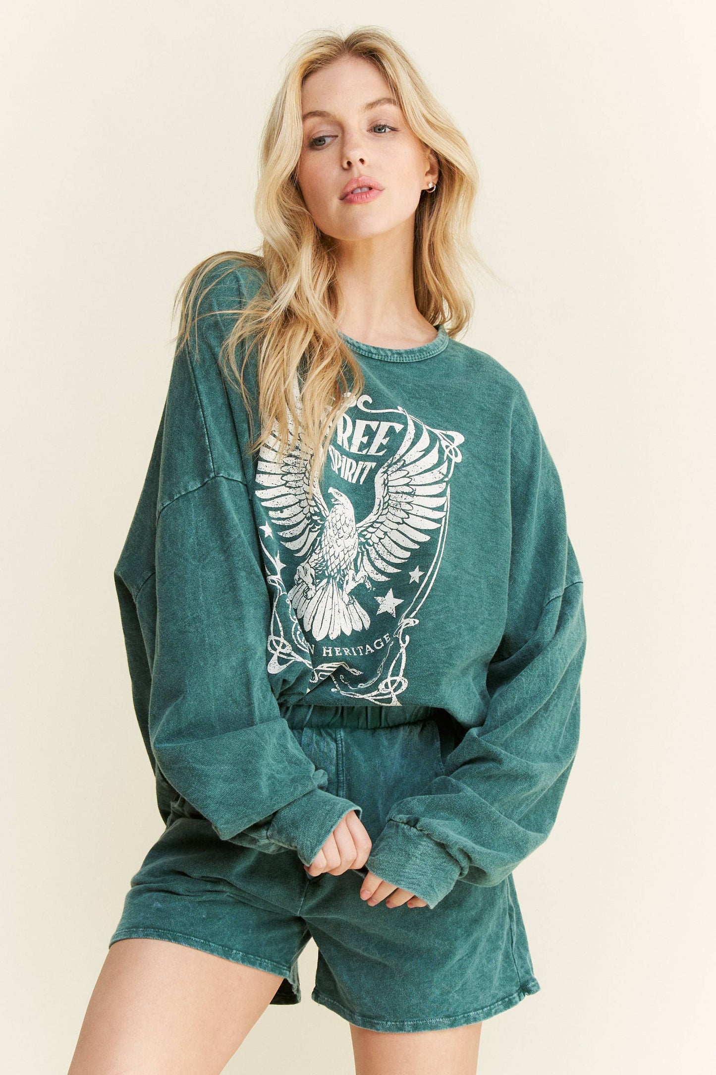 Mineral Washed Free Spirit Graphic sweatshirt HT4150P6