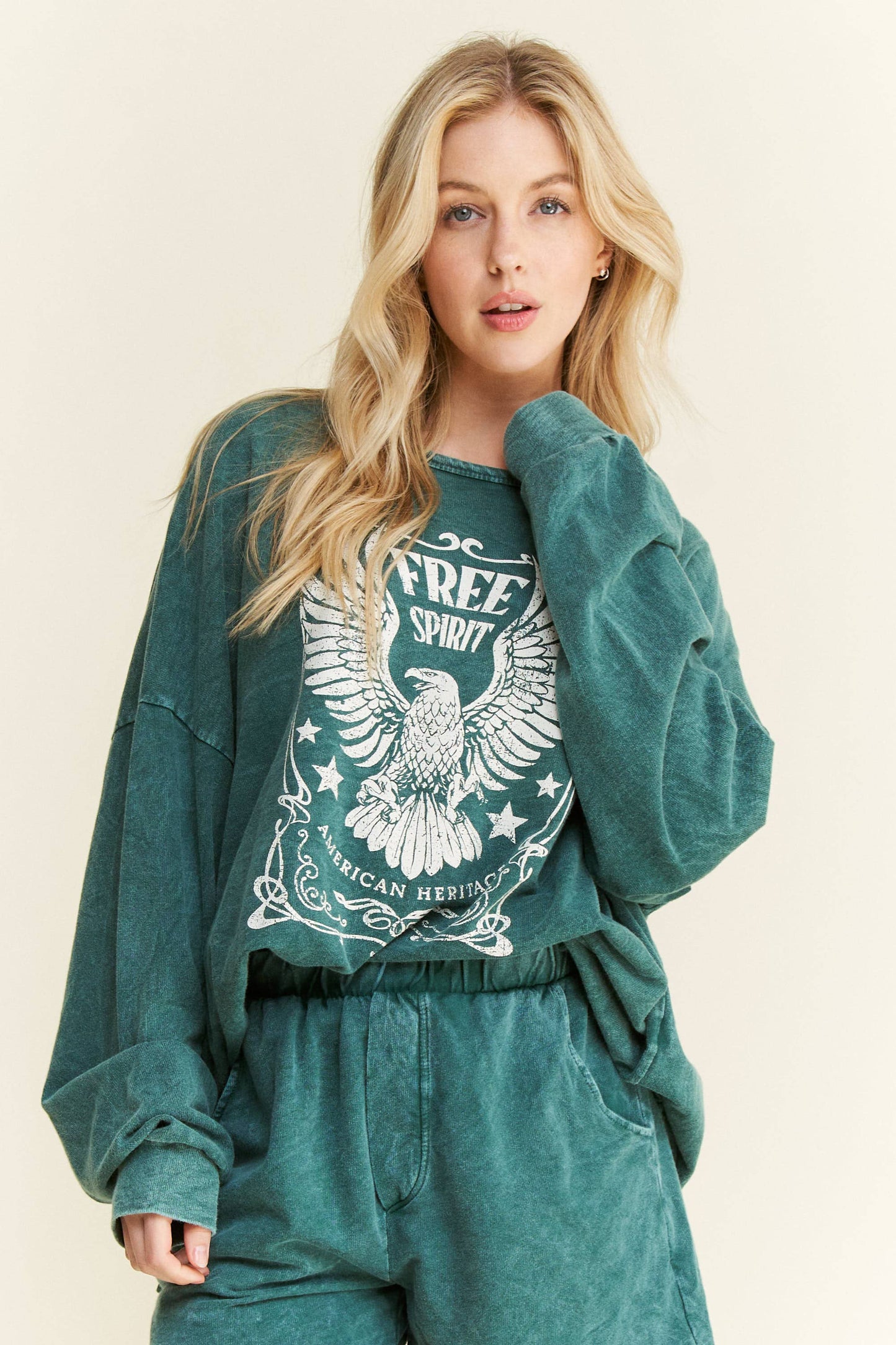 Mineral Washed Free Spirit Graphic sweatshirt HT4150P6